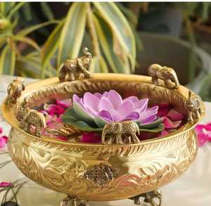 Bol Urli en laiton pur pour la décoration de table centrale intérieure, idéal pour la Navratri, la Puja de Durga, les Haldi, le Mehandi, les mariages et la décoration de la maison. - Product Image 1