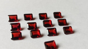 Granate Natural de Mozambique 7x9mm Grado AAA Sin Calentar Corte Octogonal Escalonado Facetado Rojo Corte Esmeralda Gema Suelta para Joyería - Product Image 1