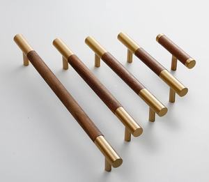 Poignée de meuble en laiton et bois, design moderne avec finition haut de gamme, fabriquée en laiton massif et bois naturel, surface lisse. - Product Image 1
