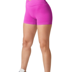 Shorts de yoga sans couture rose magenta taille haute, froncés pour un effet push-up, pour femme, idéal pour la gym et l'entraînement - Product Image 2