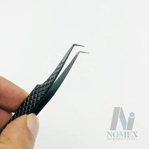 Pince à cils noir mat avec pointe en fibre Pince à cils à 45 degrés Pince à cils en acier inoxydable durable Pince à épiler personnalisée - Product Image 4