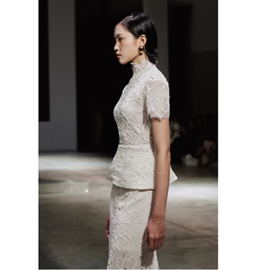 Nueva Colección de Blusas y Camisas, Suministro ODM, Blusa LIZZIE con Peplum de Encaje, 200 gramos, Color Beige, Corte Regular, Blusas con Encaje Floral - Product Image 2