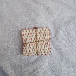 Juego de posavasos de algodón acolchado con estampado de hojas de Buti en crema y rojo, hecho a mano, con diseño floral pequeño, decoración de mesa ecológica y reversible. - Product Image 3
