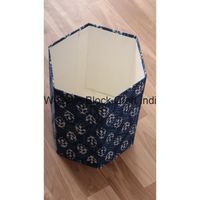 Poubelle décorative hexagonale en bois, fabriquée à la main au Rajasthan, Inde, avec couvercle roulant, motif géométrique, écologique