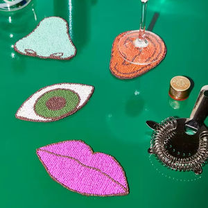 Ensemble de dessous-de-verre faits main en perles, en forme d'organes humains (œil, nez, lèvre, oreille), en tissu, pour la décoration de la maison, du bar ou de la table, produit personnalisable - Product Image 1