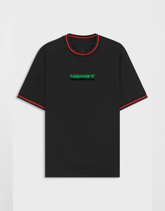 เสื้อยืดแขนสั้นสีดำสำหรับผู้ชาย พร้อมโลโก้สีเขียว แต่งขอบตัดกัน ทรงปกติ ผ้าเจอร์ซีย์คอตตอน คอกลม สไตล์ลำลอง - Product Image 1