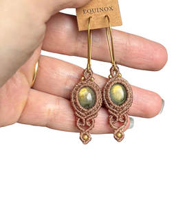 Boucles d'oreilles chandelier en macramé de labradorite faites à la main, plaquées or vintage, avec pierre précieuse verte chatoyante, bijoux artisanaux noués, vente en gros - Product Image 2
