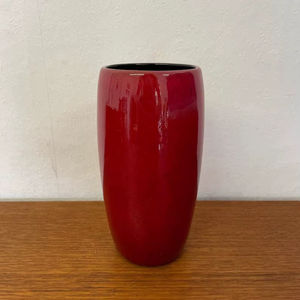 Jarrón de Cerámica Rojo Rubí Impresionante con Forma Cónica Alta, Acabado Brillante y Acento Audaz para Decoración Interior Moderna - Product Image 1