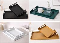 Plateau de service rectangulaire en fer de haute qualité, écologique et durable, avec une conception de poignée élégante pour la présentation des aliments
