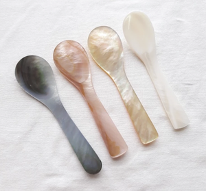 Cuchara de nácar premium de Vietnam, hecha a mano, para servir caviar, sal, huevos, postres, helados y café en la mesa. - Product Image 1