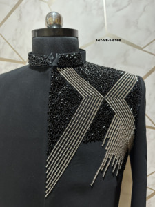 เสื้อเบลเซอร์ทรงจ๊อดปุรีสีดำ คอปกแมนดารินแบบแข็ง แต่งลายปีกนกอินทรีแบบอสมมาตร ประดับด้วยเลื่อมวิบวับ - Product Image 3
