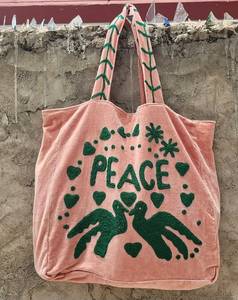 กระเป๋าโท้ทกำมะหยี่สีชมพูสั่งทำขายส่ง พร้อมลายปักอักษร PEACE สีเขียว รูปนกพิราบ หัวใจ และลายดอกไม้สุดเก๋ - Product Image 4
