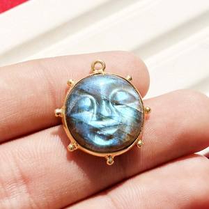 Colgante de Labradorita Natural con Cara de Luna, Tallado a Mano, Amuleto Celestial, Chapado en Oro, Joyería Boho - Product Image 4
