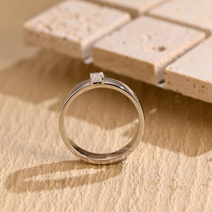 Bague solitaire en or rose avec diamant de laboratoire taille émeraude - Product Image 5