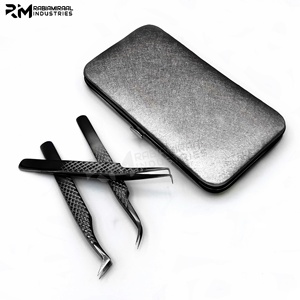 Pinzas Profesionales RMI Duraderas de Acero Inoxidable Color Negro Plasma para Extensión de Pestañas con Estuche Magnético de Fibra Puntiaguda - Product Image 3