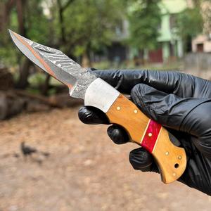 Cuchillo de Caza EDC de Acero de Damasco con Hoja Recta No Ajustable, Mango de Madera con Incrustaciones Rojas, Garantía de 3 Años - Product Image 1