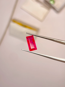 Rubis rouge naturel de qualité supérieure 1,87 carats, taille émeraude du Mozambique, pierre précieuse traitée thermiquement 9,6x4,8x3,4mm, lustre exceptionnel, certifié tiers - Product Image 4