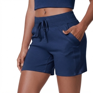 Shorts en molleton pour femme à ourlet effiloché, taille mi-haute, avec cordon de serrage, coupe droite, décontracté, coupe-vent - Product Image 3