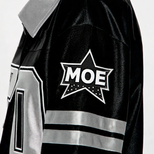 قمصان بيسبول نسائية قصيرة بالجملة، سوداء من الساتان بأكمام قصيرة وأزرار، توب ستريت ستايل، ملابس الشارع، قميص كرة القدم الأمريكية - Product Image 4