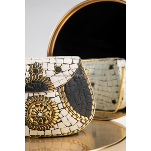 Bolso de mano de latón azul real con detalles de cuentas doradas y correa de cadena | Elegante monedero de fiesta hecho a mano para mujer - Product Image 2
