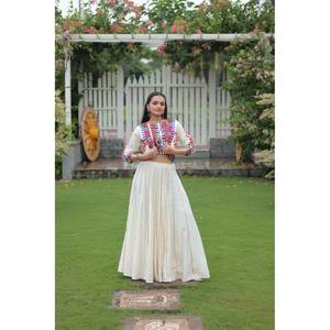 Navratri Special Lehenga Choli pour femme avec ensemble de travail brodé Gamthi - Product Image 2