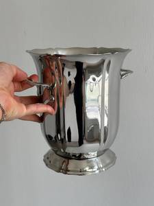 Cubo Metálico con Acabado Antiguo para Arreglos Florales y de Regalos - Product Image 1