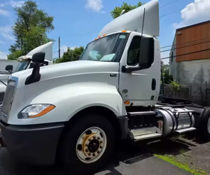 Camión International 8600 (4X2) de Eje Único y Cabina Diurna, Modelo 2018, Económico - 365HP, Transmisión Automática de 6 Velocidades, Listo para Envío Mundial - Product Image 5