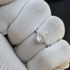 Anillo de Oro Blanco con Diamante Corte Pera y Piedras Laterales para Mujer – Joyería Elegante y de Lujo para Compromiso, Boda y Aniversario - Product Image 4