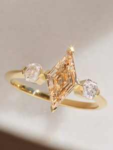 Anillo de compromiso vintage de moissanita con engaste de garra, tres piedras de corte cometa, diamantes laterales, punta en V cónica, para plata de ley 925 certificada - Product Image 4