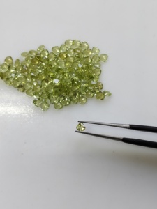 Peridoto natural de 3 mm en forma de corazón, piedra preciosa suelta de la mejor calidad para la fabricación de joyas - Product Image 1