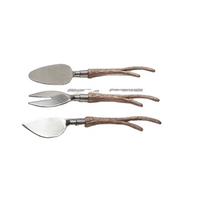 มีด้ามจับโลหะแบบทำมือดีไซน์แบบวินเทจที่เกลี่ยชีสแบบโบราณดีไซน์แฟนซีจากดาวงานฝีมืออินเดีย - Product Image 1