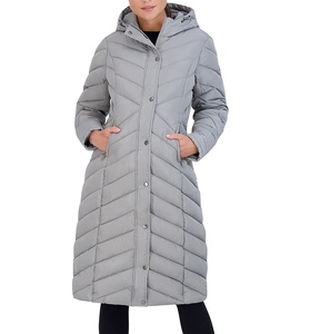 Abrigo Largo Acolchado de Invierno para Mujer con Capucha, de Poliéster, Resistente al Viento, Ecológico, con Gorro Desmontable, 2026 - Product Image 3