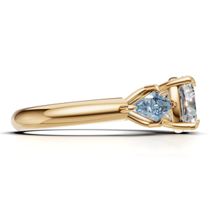Bague de fiançailles en or jaune/blanc et or rose 18 carats avec diamant de laboratoire taille coussin et trois pierres, ornée de pierres latérales bleues en forme de cerf-volant - Product Image 3
