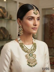 ชุดสร้อยคอเจ้าสาว Kundan Meenakari สุดหรูพร้อมลูกปัดมุกหินสีเขียวต่างหูเข้าคู่และชุดชุบทอง Maang Tikka - Product Image 3
