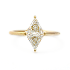 Anillo de Compromiso de Diamantes con Corte Princesa para Mujer, Oro Amarillo, Estilo Clásico - Product Image 1