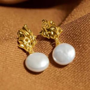 Boucles d'oreilles pendantes de style baroque vintage de Hong Kong, perles d'eau douce naturelles haut de gamme, boutons irréguliers en forme de bouton, luxe - Product Image 2