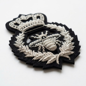 Parche de Fieltro Negro Bordado a Mano con Diseño Personalizado de Insignia de Plata de Ley y Borde de Ramas para Blazer - Product Image 2
