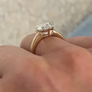 Bague de fiançailles Tishya en or jaune massif 14 carats avec moissanite de laboratoire taille brillant rond 4,05 carats, sertie à griffes, style Mine Ancienne - Product Image 5