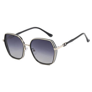 Gafas de Sol Vintage Chic Doradas con Montura Completa y Lentes Degradadas, Polarizadas UV400, con Aspecto de Cristal de Lujo y Logotipo Personalizado para Mujer - Product Image 5