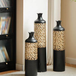Par de hermosos floreros metálicos plateados con textura, que albergan elegantes ramas de magnolia blanca, disponibles a precios de mayorista. - Product Image 4