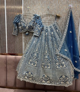 Ensemble Lehenga, Blouse et Dupatta, avec broderie de paillettes et de cordons, en tissu filet papillon, tenue de mariée, de fête ou de soirée, tenue ethnique indienne de créateur. - Product Image 3
