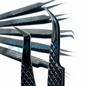 Pince à épiler RMI Diamond Grip noire, couleur plasma, anti-magnétique, pour extensions de cils, à pointes dentelées/serrées, en acier inoxydable de précision - Product Image 1
