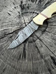 Couteau de poche pliant artisanal en acier Damas sur mesure avec étui en cuir, manche en bois osseux, support OEM, pour usage quotidien - Product Image 3