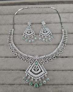 Ensemble collier et boucles d'oreilles élégants en zircon cubique vert menthe, style Art Déco, bijoux de mariée indiens, pour femmes, idéal pour les soirées. - Product Image 2