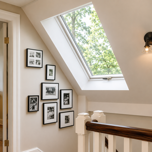 Fenêtre de toit ventilée moderne avec cadre en aluminium blanc, système d'éclairage naturel pour les intérieurs de greniers résidentiels - Product Image 1