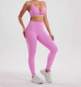 Ensemble de yoga rose 2 pièces pour femme, respirant, en spandex, avec haut dos nu à col en V profond et leggings taille haute longueur intégrale, design torsadé sans couture - Product Image 2