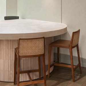 เก้าอี้บาร์ไม้สักแท้สไตล์โมเดิร์นกลางศตวรรษ พร้อมพนักพิงหวายธรรมชาติและเบาะหนังเทียม สำหรับเคาน์เตอร์ครัวและร้านกาแฟ - Product Image 6