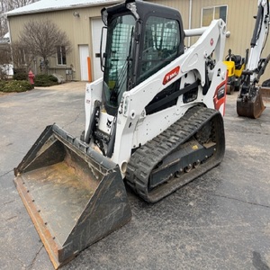 Le chargeur compact sur chenilles Bobcat T770, équipé d'un broyeur forestier, est une machine puissante conçue pour le défrichement des terres. - Product Image 3