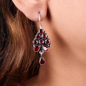 Pendientes con diseño de racimo en forma de lágrima y engaste de latón plateado oxidado |   Joyería Tribal Boho India Vintage |   Fiesta de Mujeres - Product Image 2