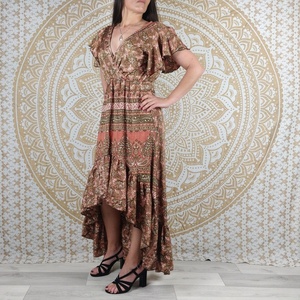 Robe longue Lisanna, coupe trapèze, col en V, formelle, en soie indienne, élégante et fluide, style bohème, imprimé bleu / motif floral rouge-brun / marron - Product Image 2